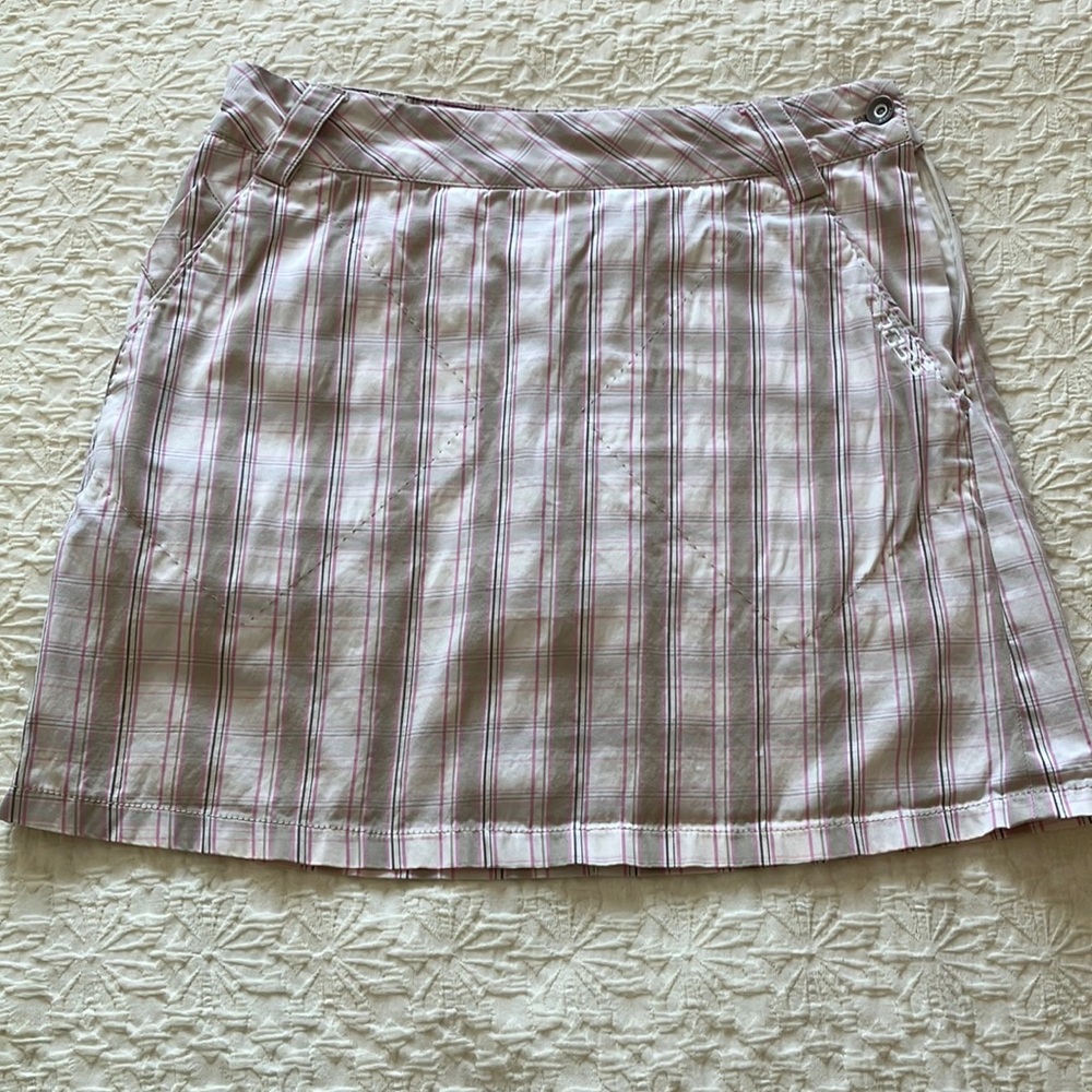 Cute “Cross” brand plaid golf skort with front pockets and size zip